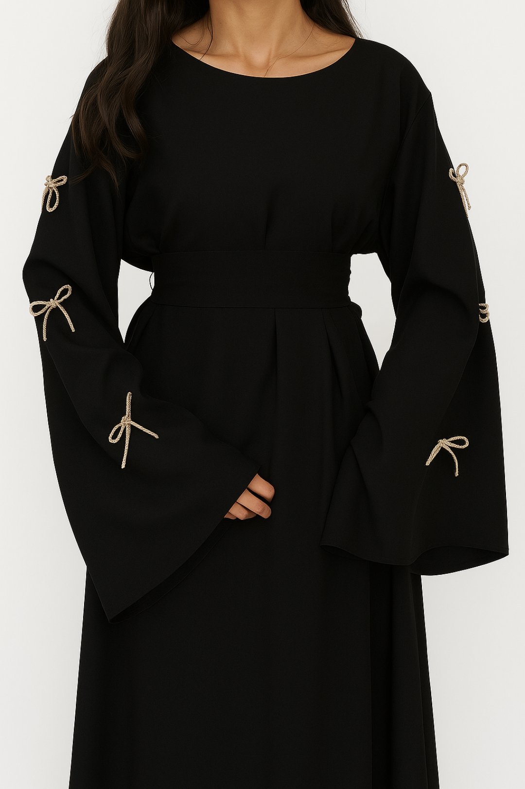 Abaya nera con maniche a campana e fiocchi decorativi