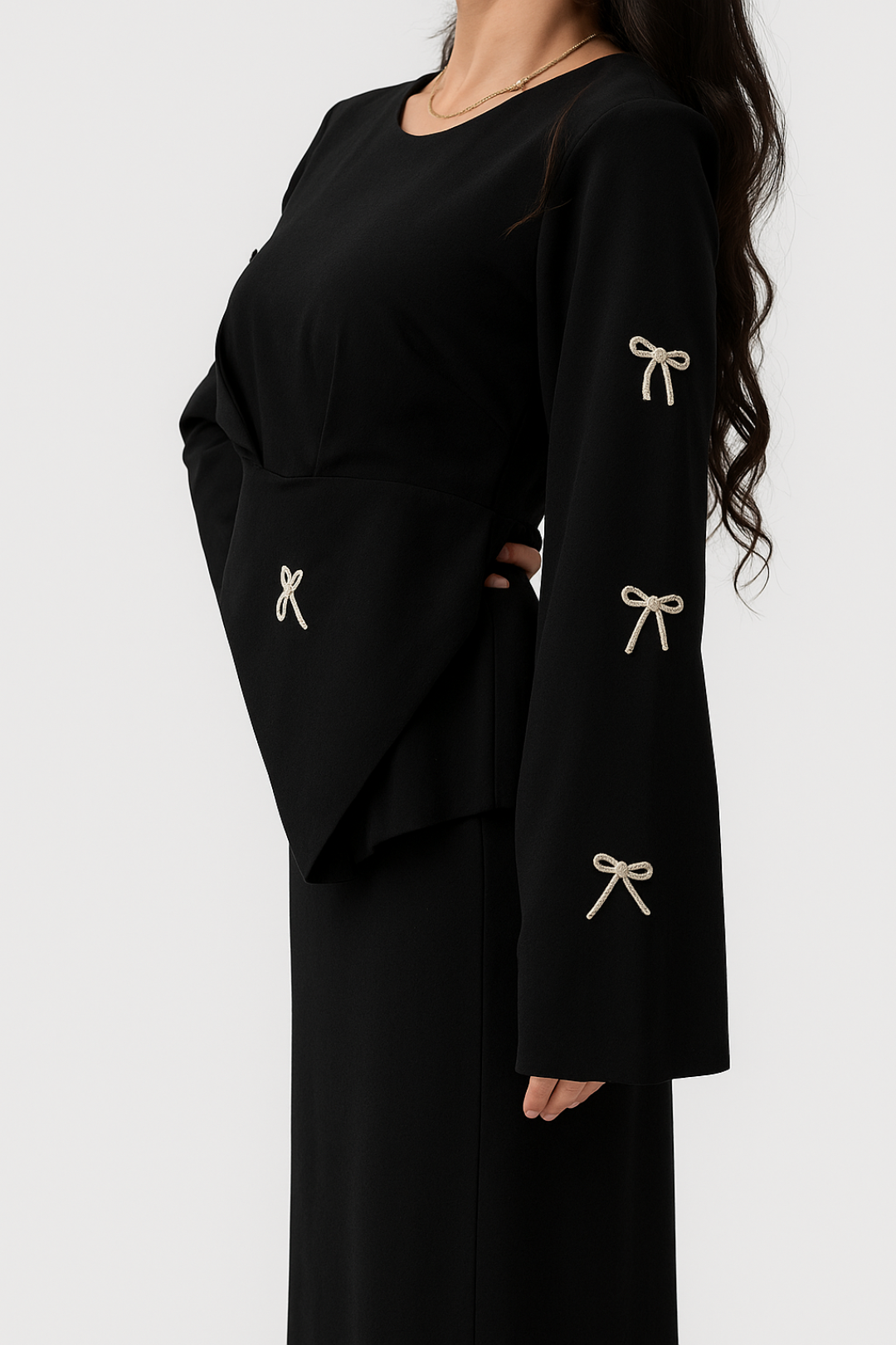 Abaya nera con maniche a campana e fiocchi decorativi