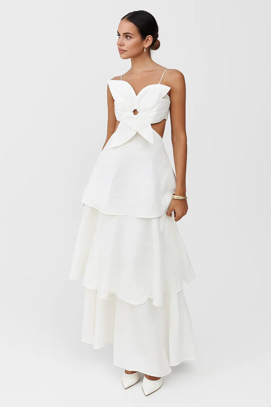 Abito lungo elegante con dettagli a balze e scollo decorativo