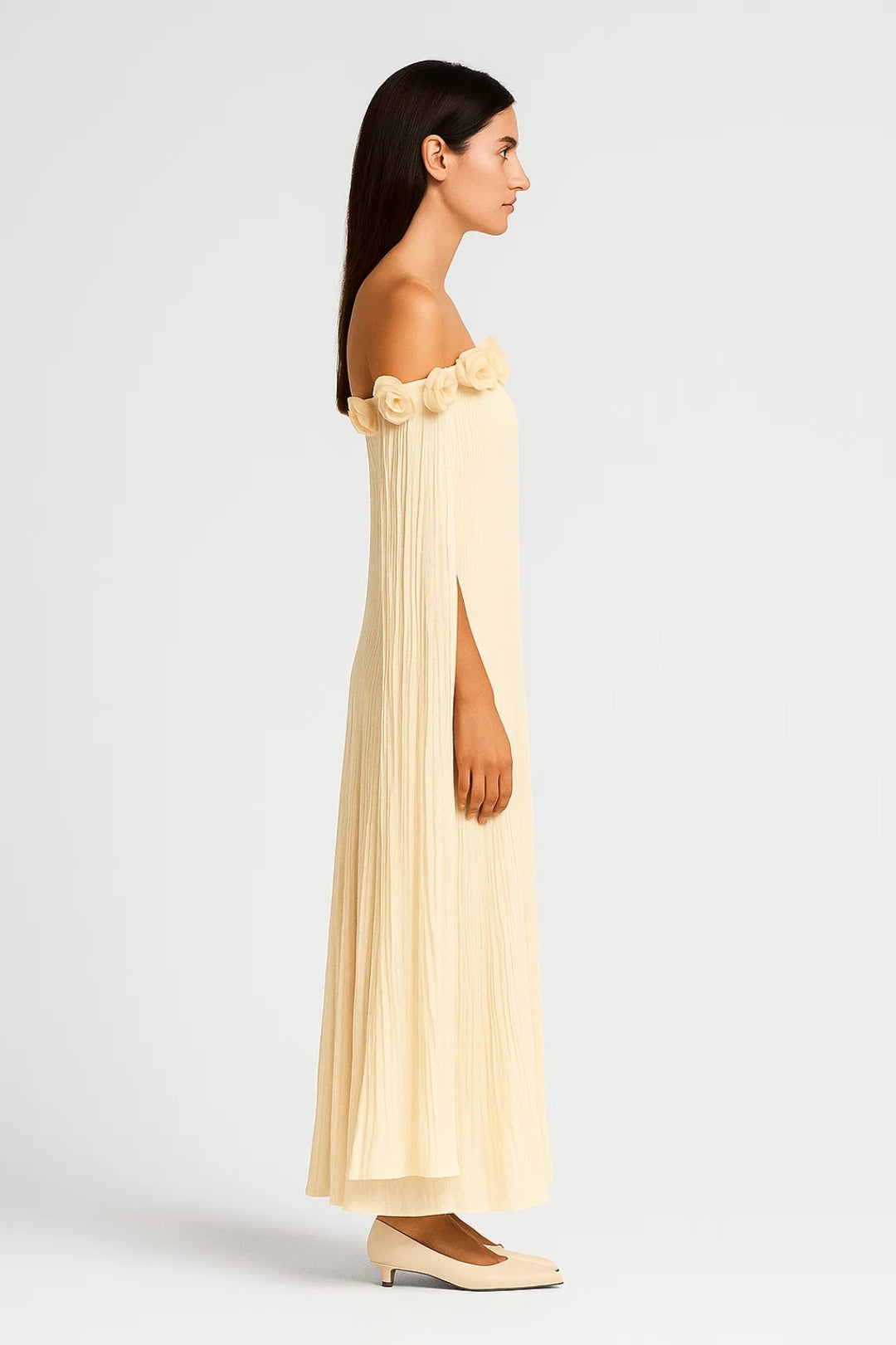 Abito Plissé con Spalle Scoperte | Color Crema | Dettaglio Floreale Elegante