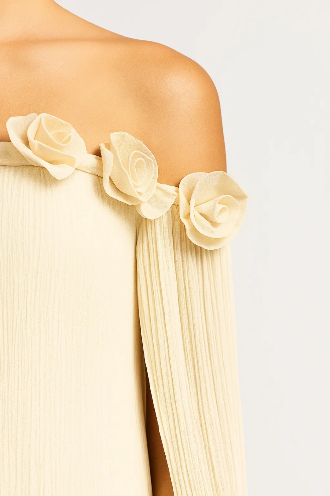 Abito Plissé con Spalle Scoperte | Color Crema | Dettaglio Floreale Elegante
