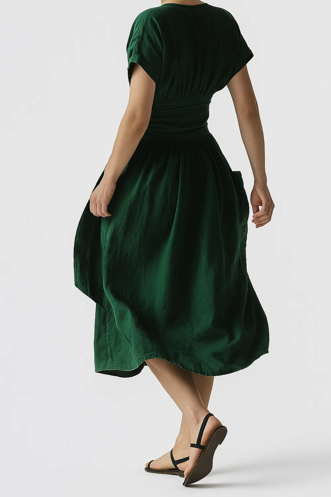 Abito midi con scollo a portafoglio e cintura annodata in vita