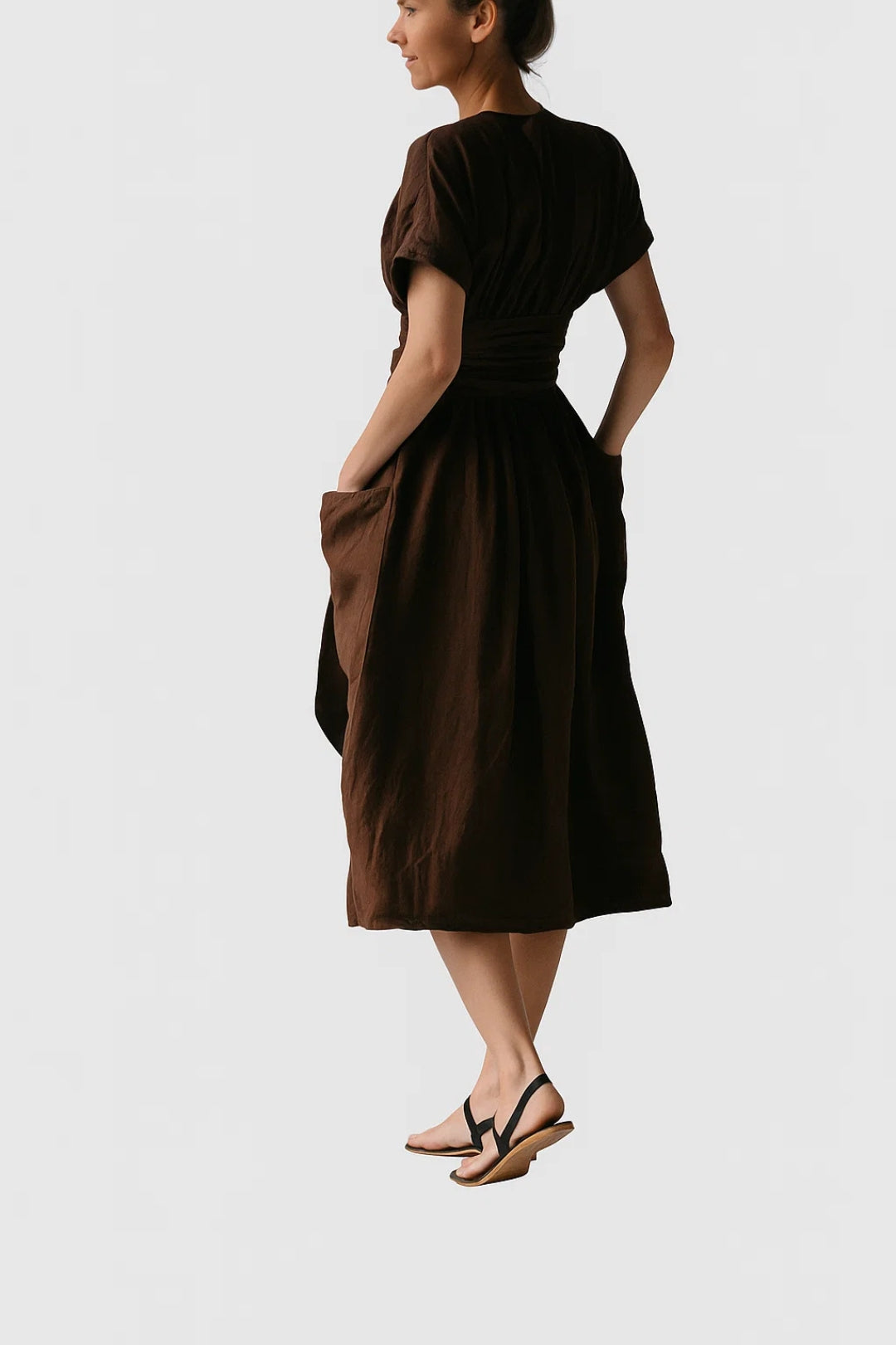 Abito midi con scollo a portafoglio e cintura annodata in vita