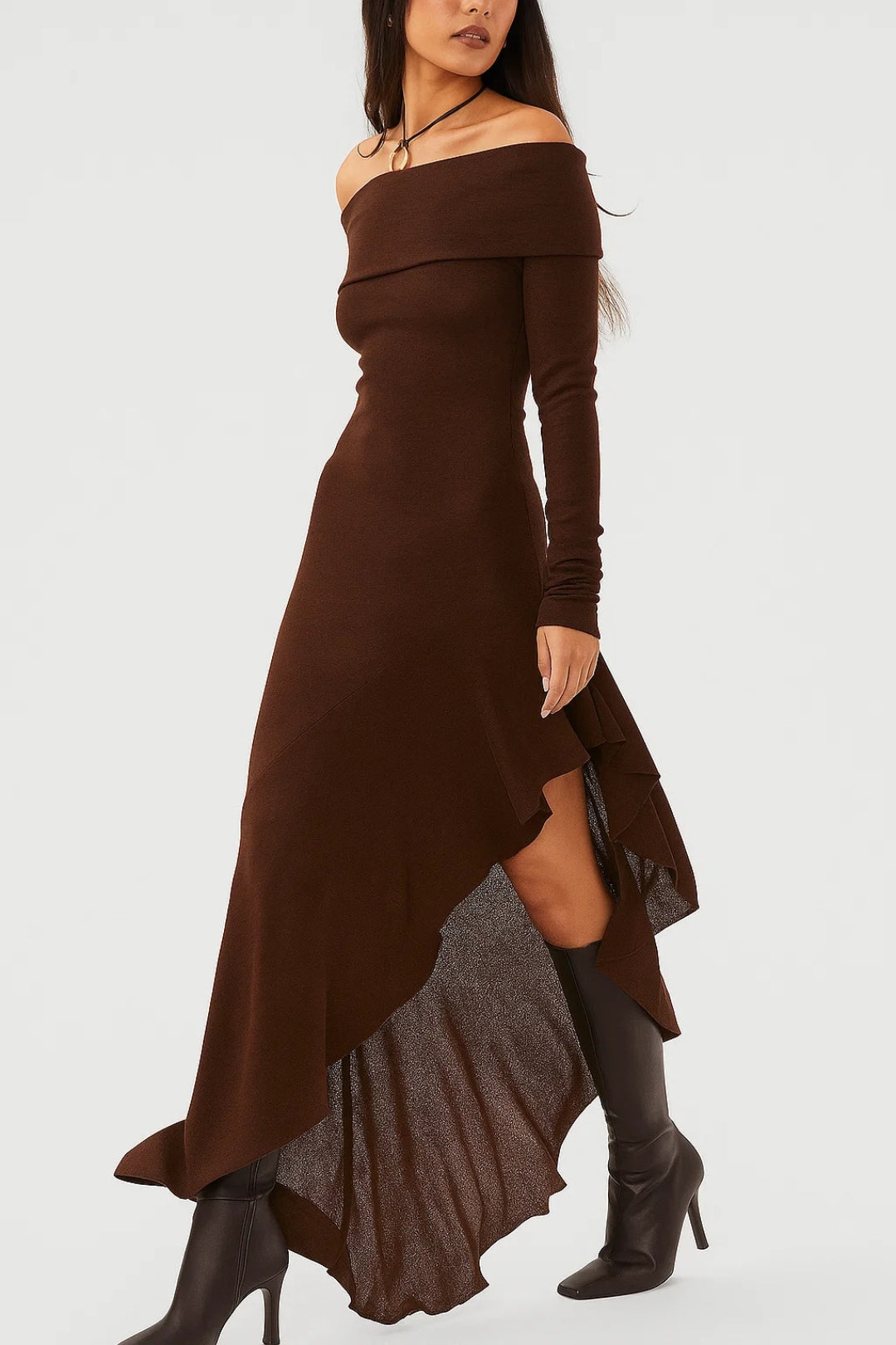 Abito asimmetrico con spalle scoperte | Eleganza in maglia