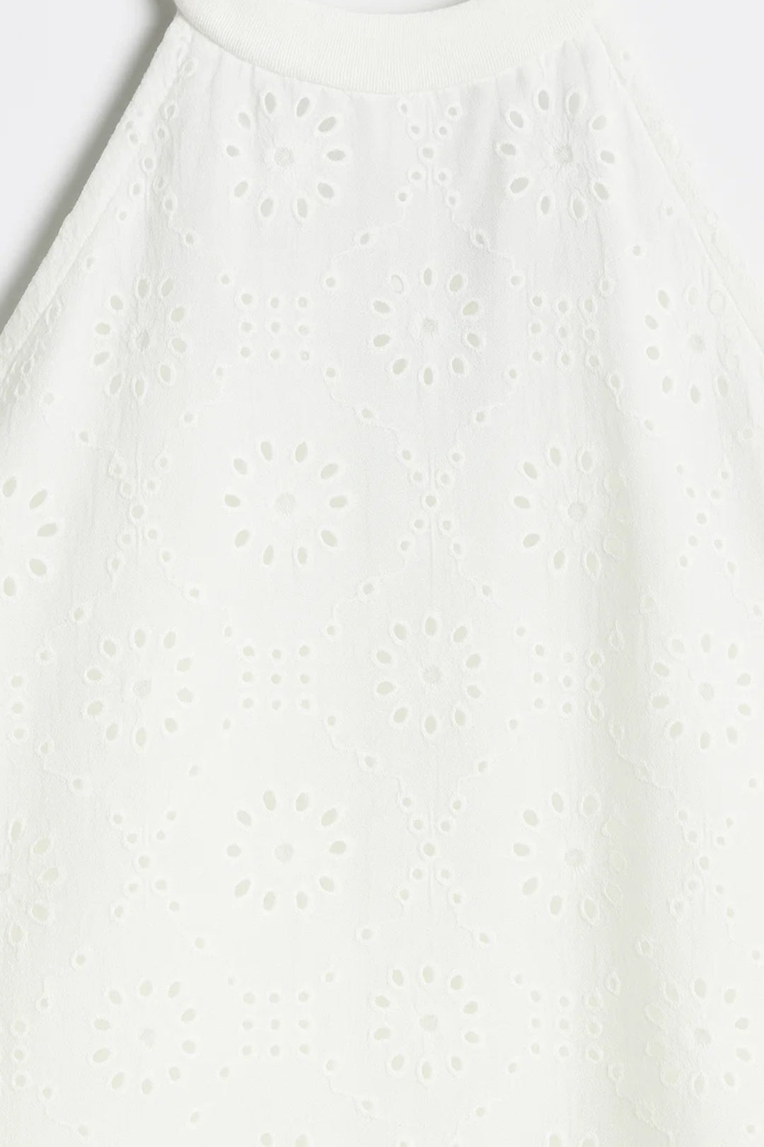 Abito bianco con ricamo sangallo | Modello svasato | Collo alto