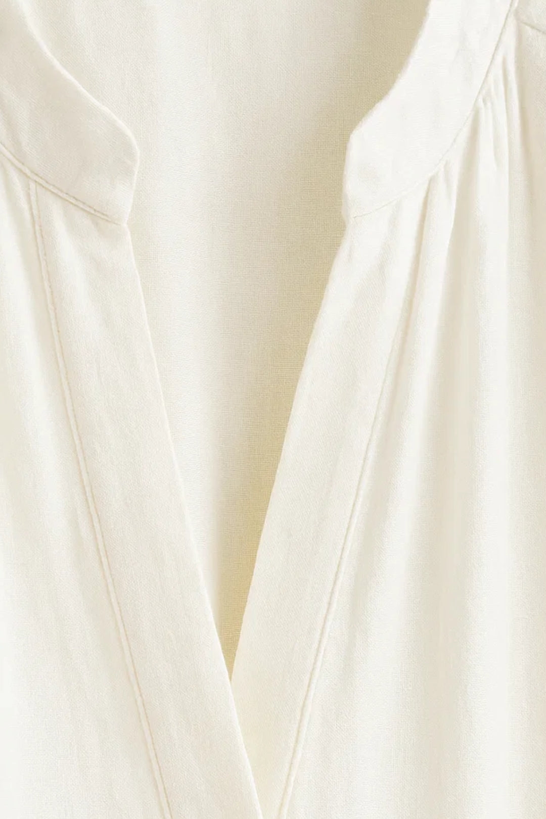 Abito camicia lungo con maniche arrotolate e chiusura a bottoni