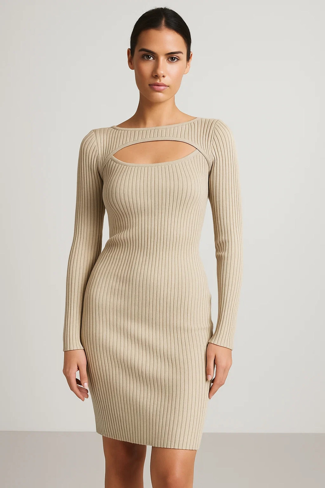 Abito corto in maglia a costine | Maniche lunghe | Cut-out elegante