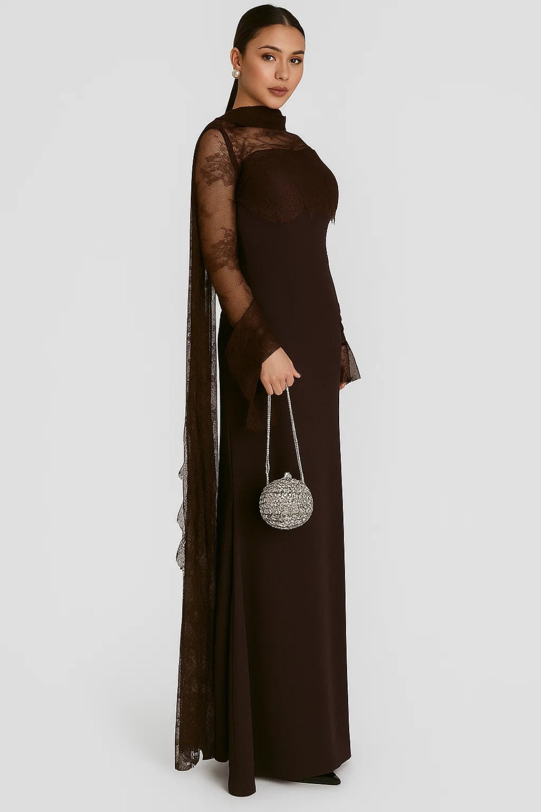 Abito elegante con maniche in pizzo e sciarpa drappeggiata