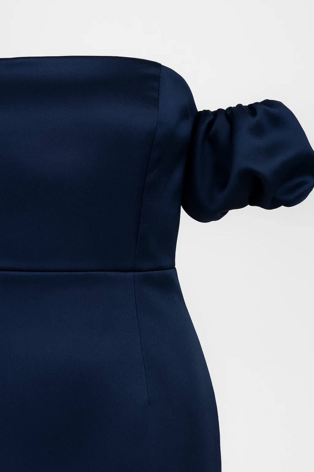 Abito elegante in raso | Spalle scoperte con maniche a palloncino | Lunghezza midi