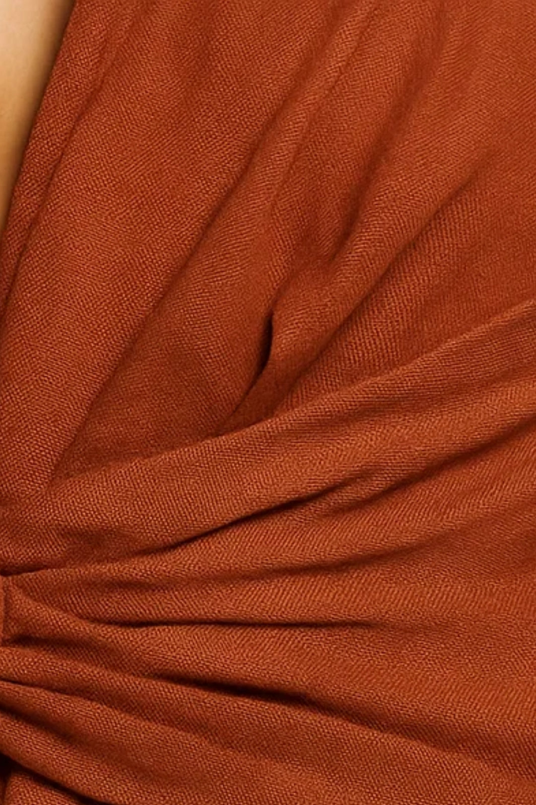 Abito lungo color terracotta con maniche lunghe | Nodo frontale e scollo profondo