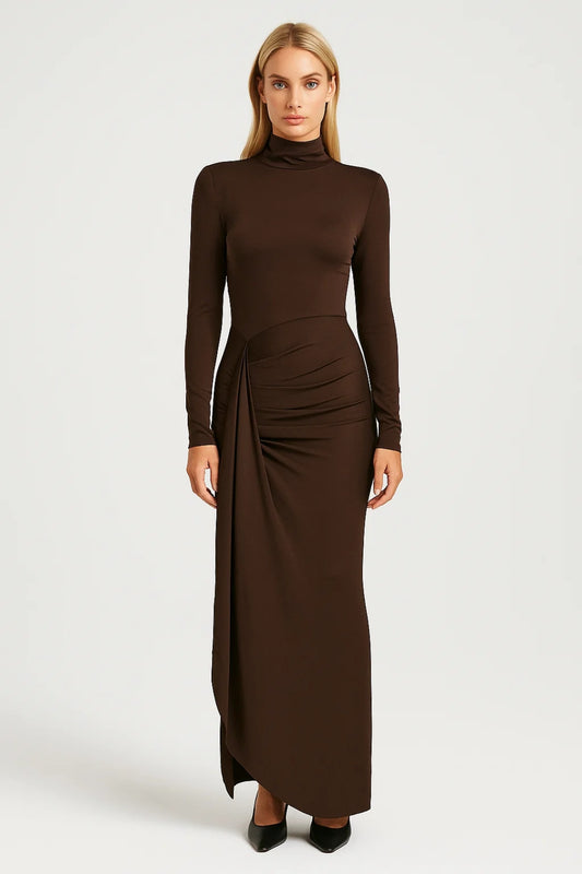 Abito lungo con collo alto e drappeggio laterale