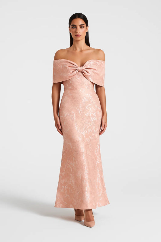 Abito lungo con fiocco e scollo a spalle scoperte