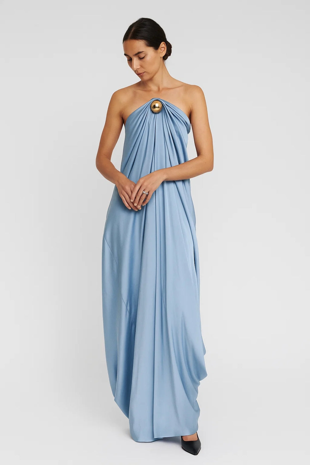 Abito lungo drappeggiato in raso azzurro | Senza spalline | Dettaglio gioiello