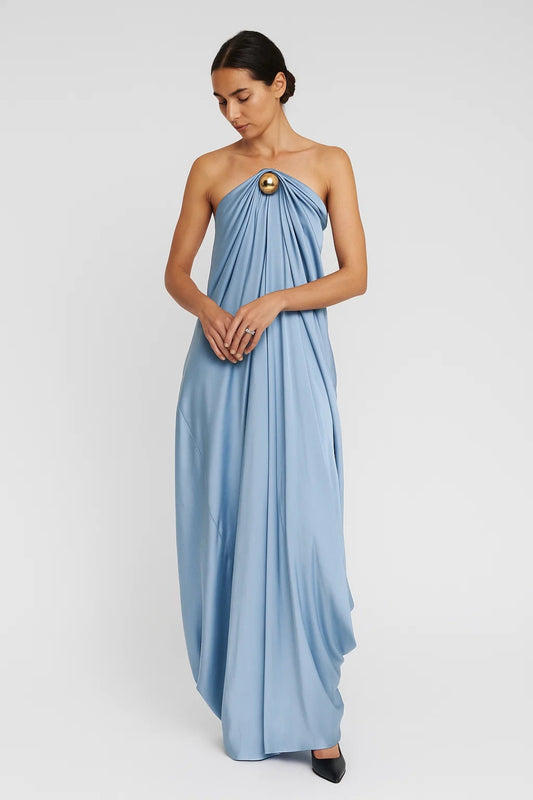 Abito lungo drappeggiato in raso azzurro | Senza spalline | Dettaglio gioiello