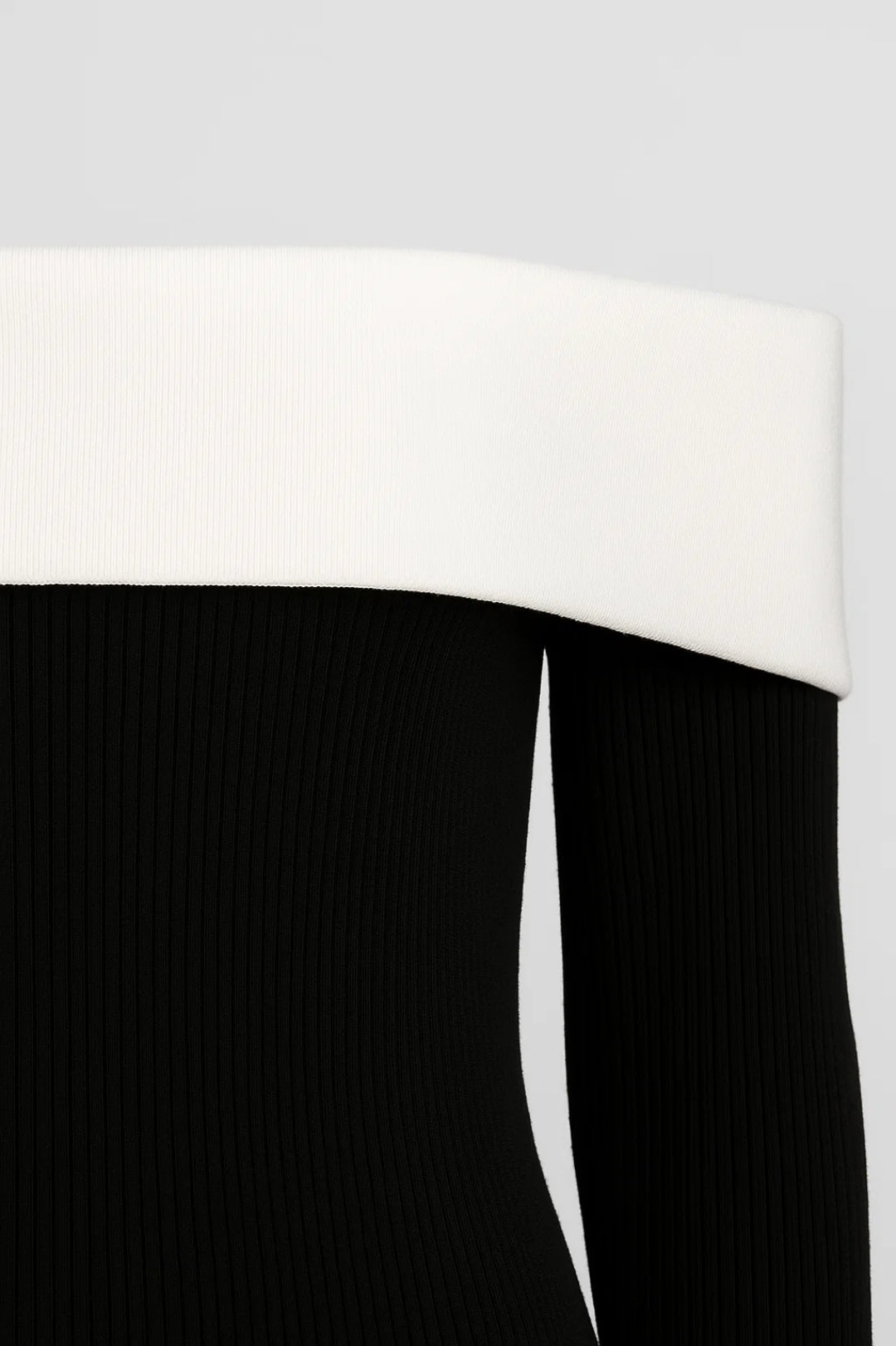 Abito lungo elegante con scollo a barca | Bicolore nero e bianco | Vestibilità aderente