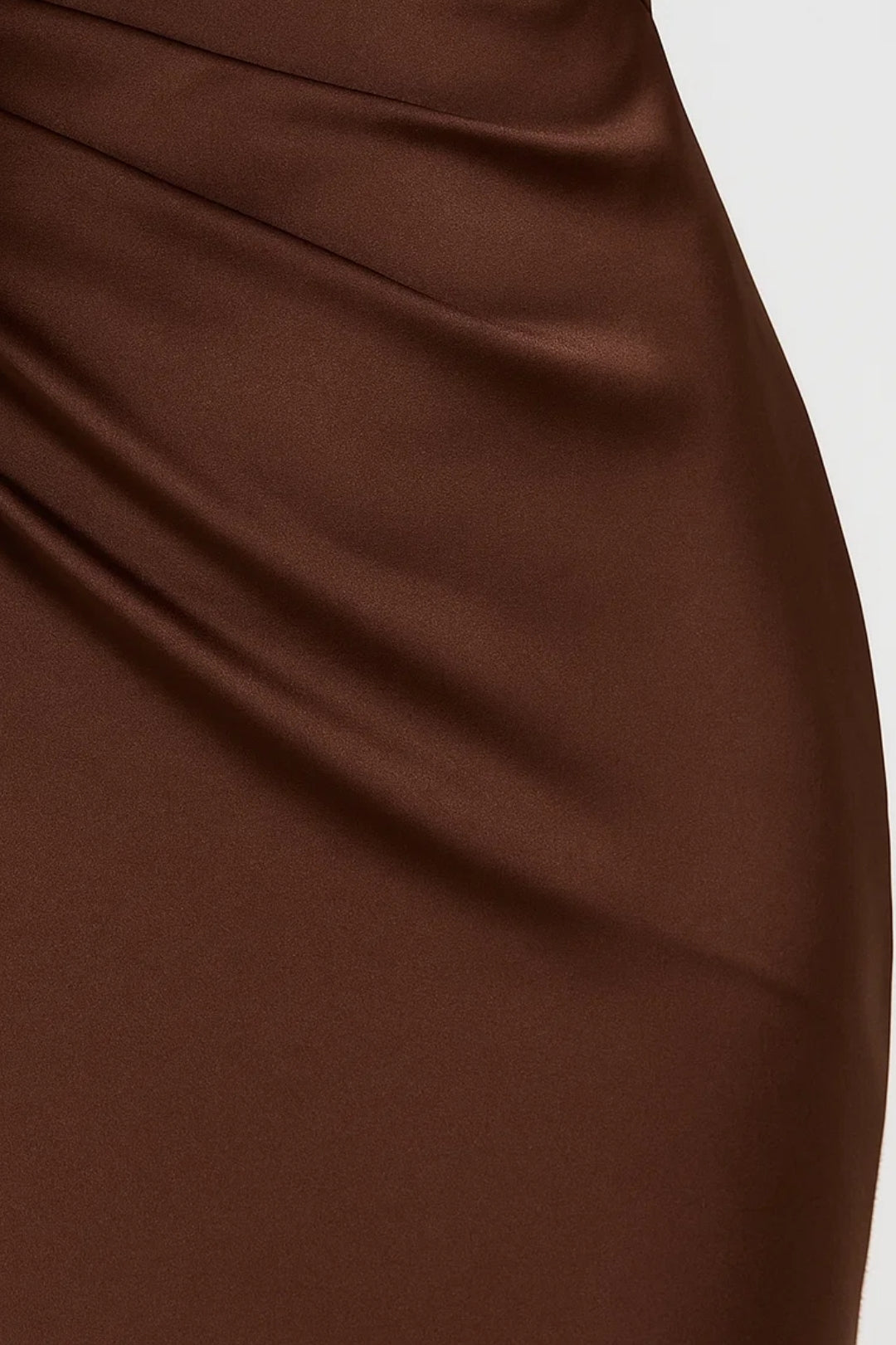 Abito lungo elegante in raso con drappeggio laterale | Scollo dritto