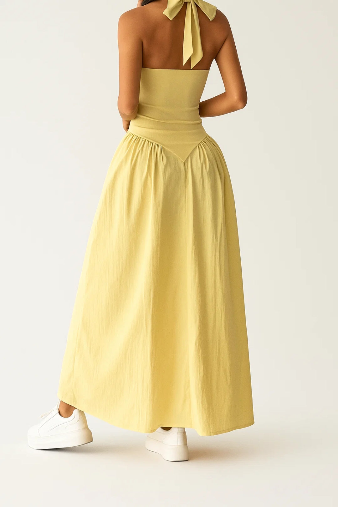 Abito lungo giallo con scollo all’americana | Stile estivo e minimal