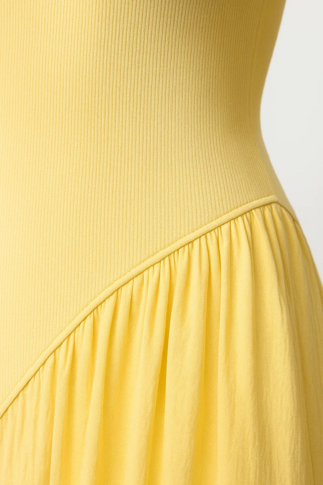 Abito lungo giallo con scollo all’americana | Stile estivo e minimal