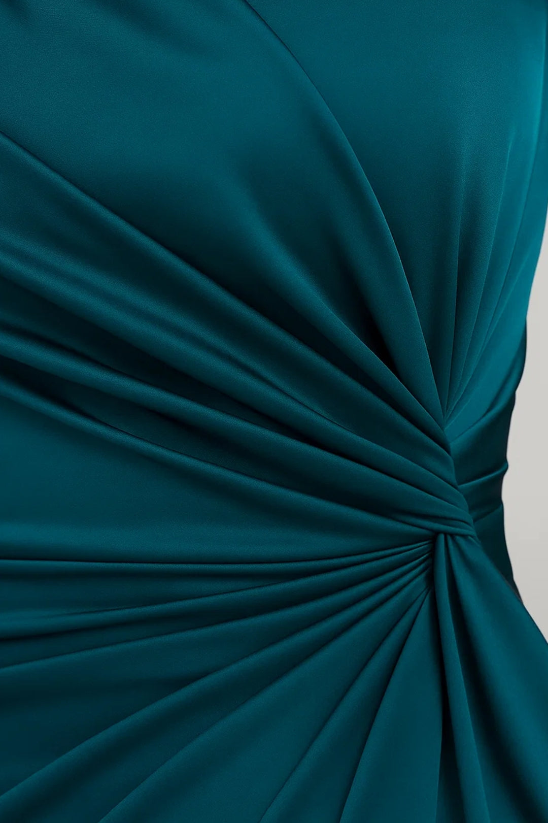 Abito lungo monospalla con nodo frontale | Manica drappeggiata e spacco laterale | Eleganza da sera
