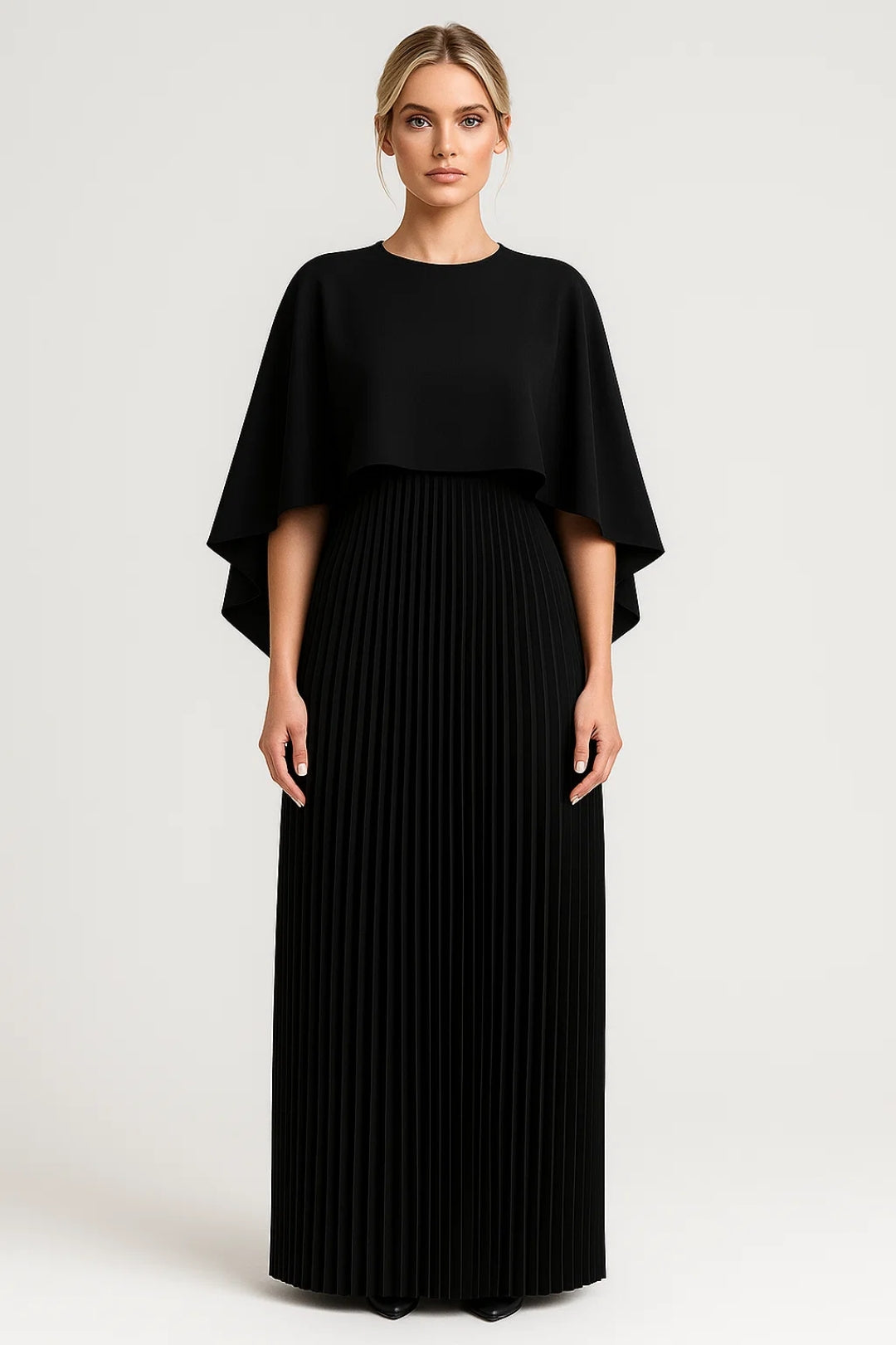 Abito lungo plissettato con mantella ampia