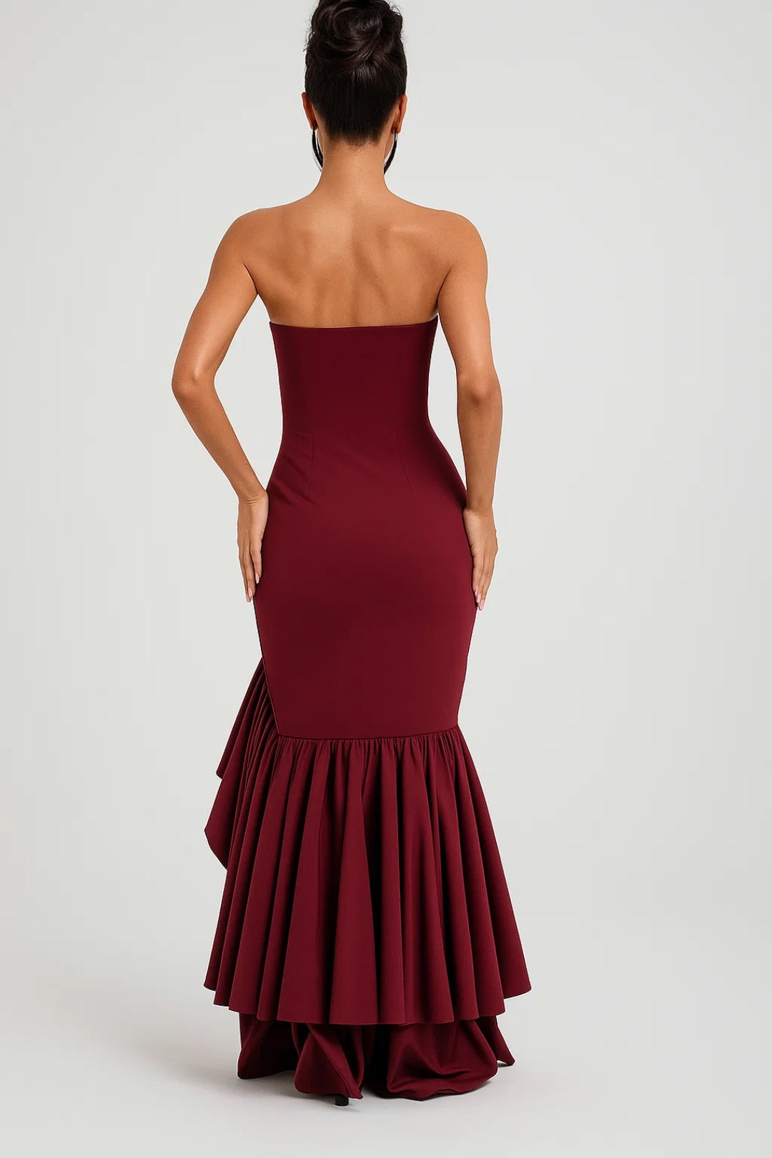 Abito lungo senza spalline con balze asimmetriche | Stile elegante da sera