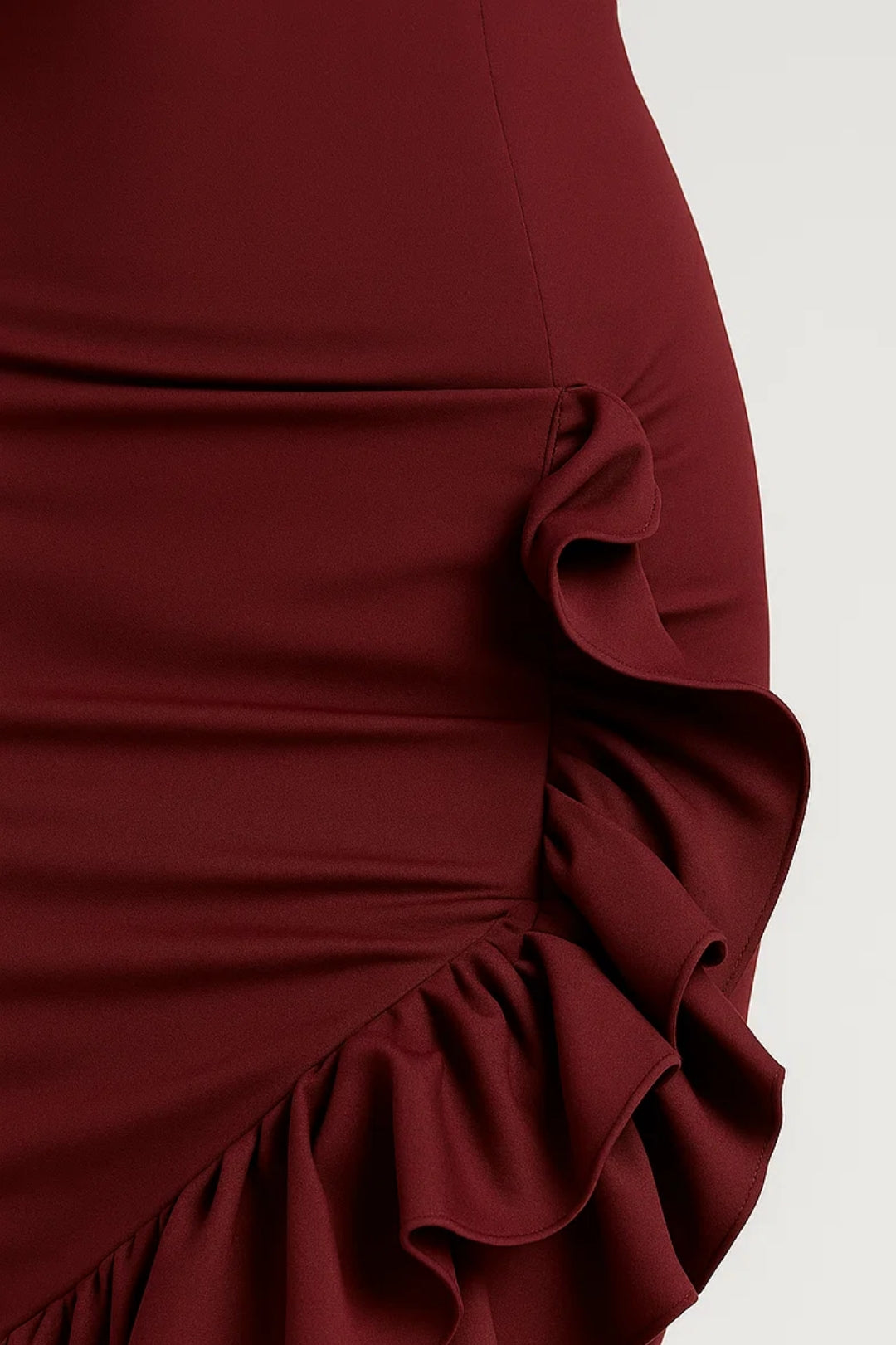 Abito lungo senza spalline con balze asimmetriche | Stile elegante da sera