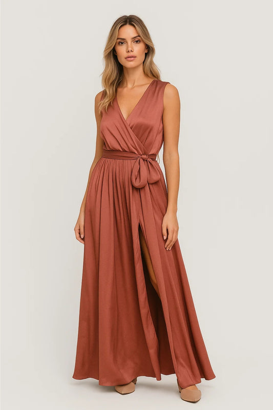 Abito lungo terracotta con spacco | Chiusura incrociata con cintura | Senza maniche