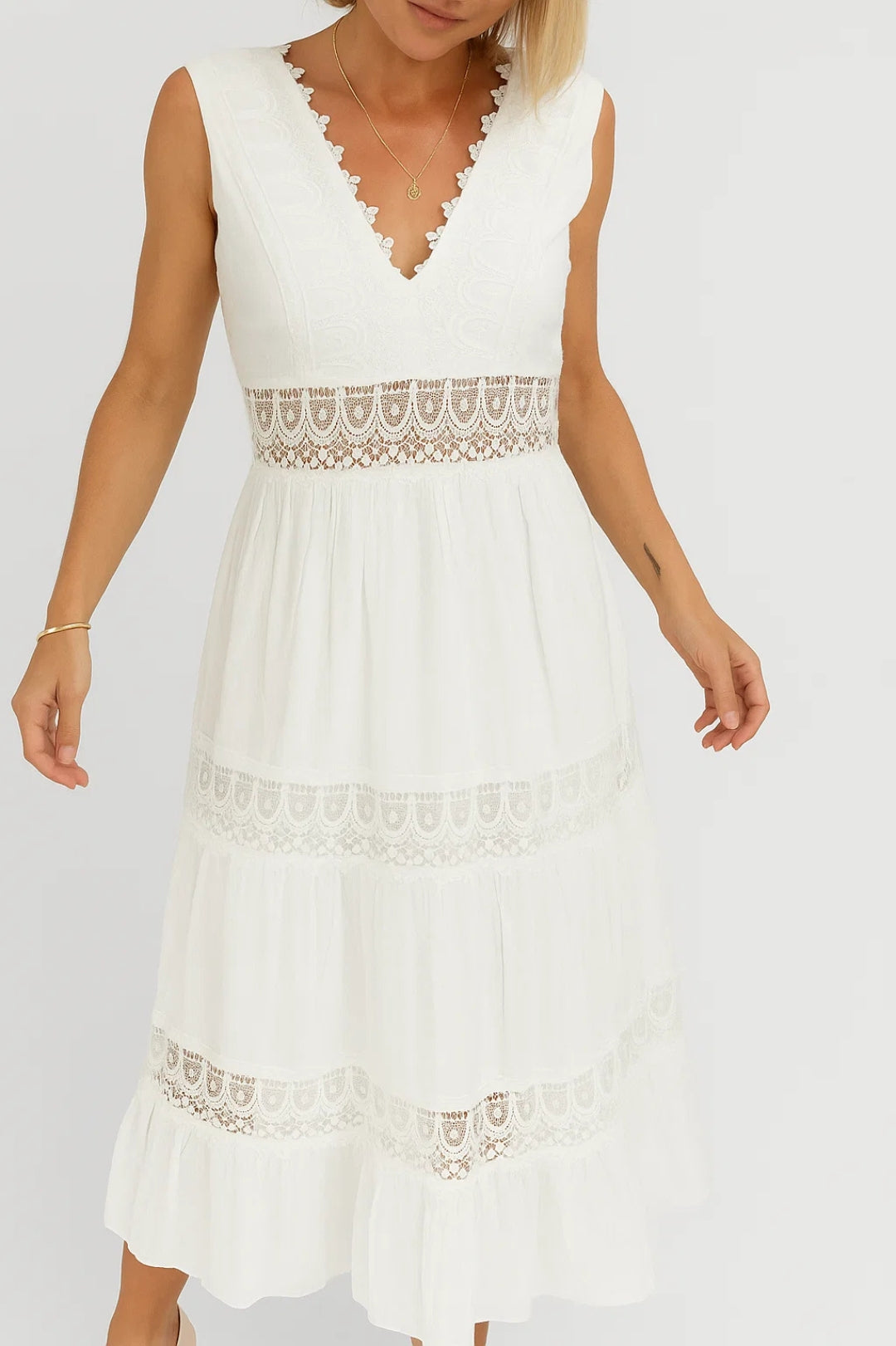 Abito midi bianco in cotone con inserti in pizzo e scollo a V
