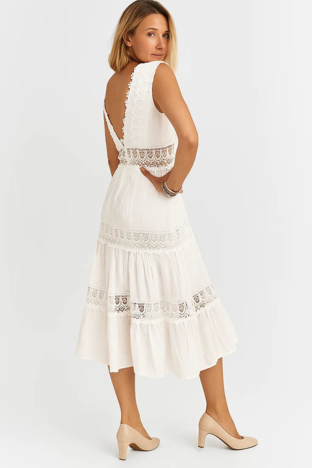 Abito midi bianco in cotone con inserti in pizzo e scollo a V