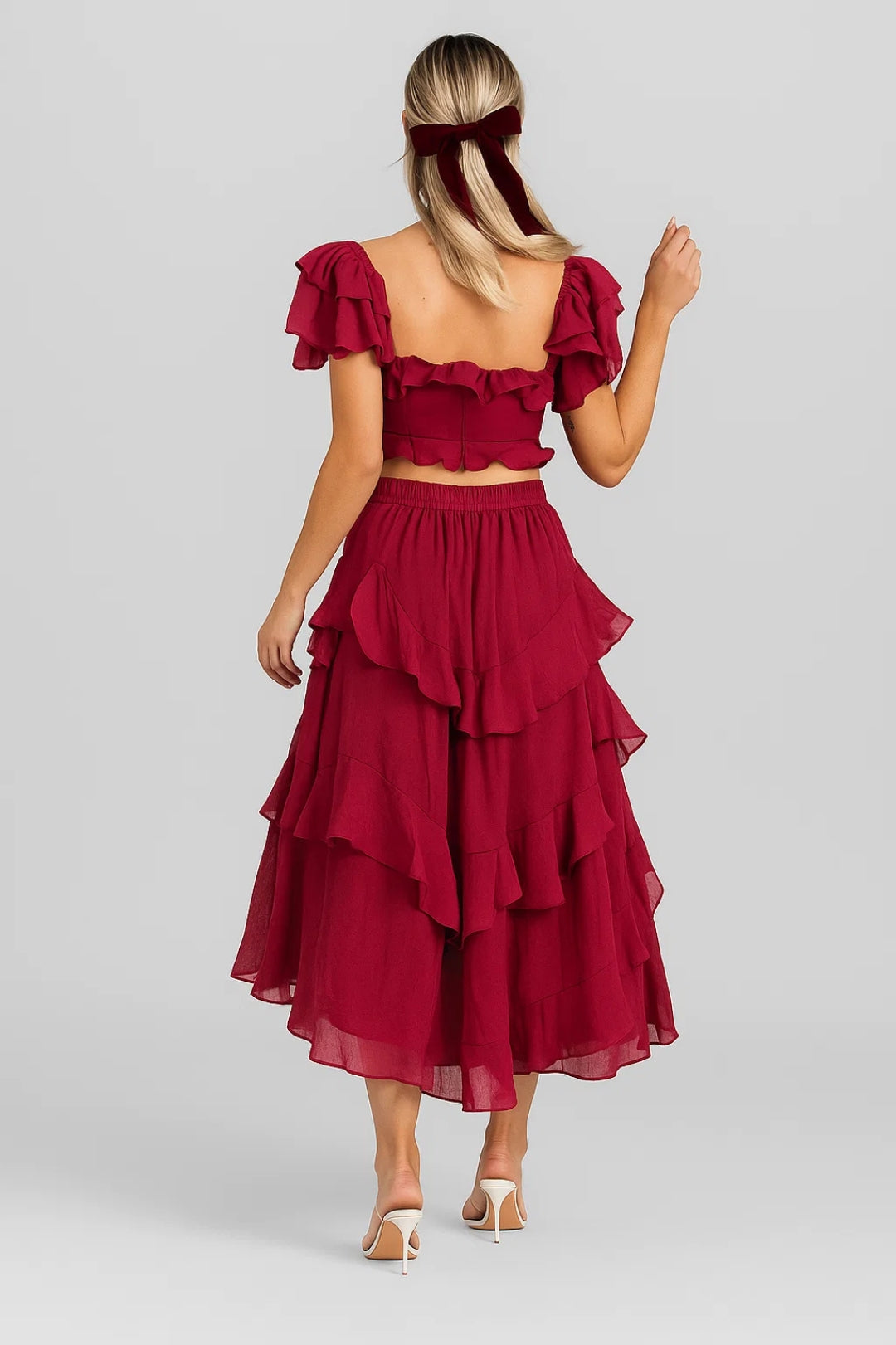 Abito midi bordeaux con balze e scollo a cuore