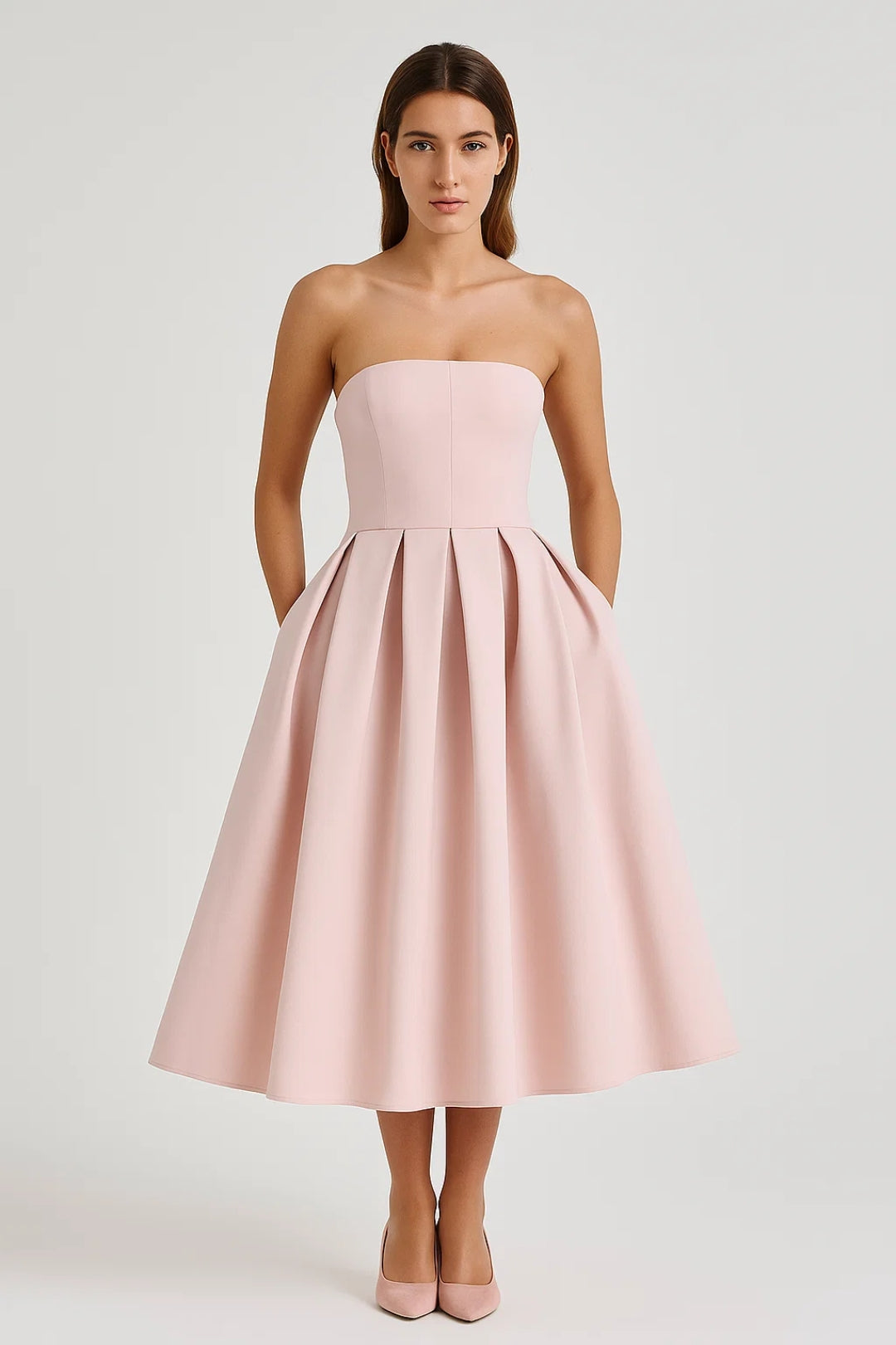 Abito midi elegante senza spalline con gonna a pieghe