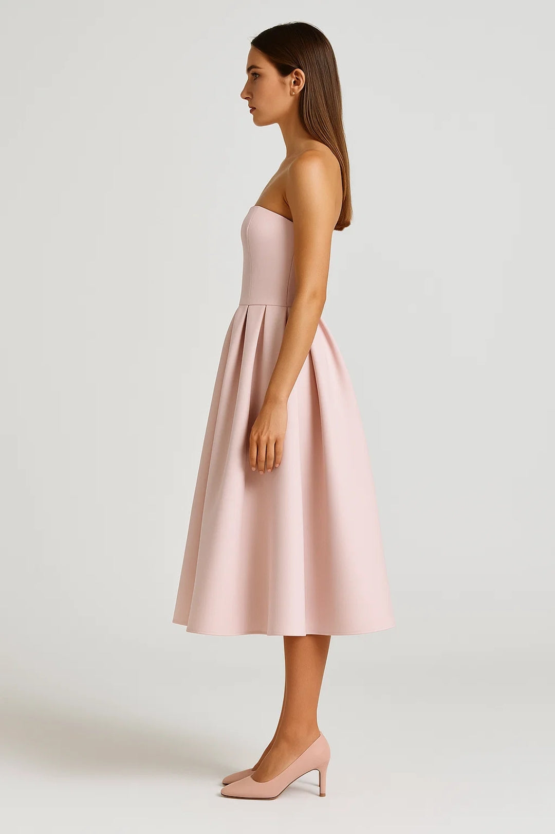 Abito midi elegante senza spalline con gonna a pieghe