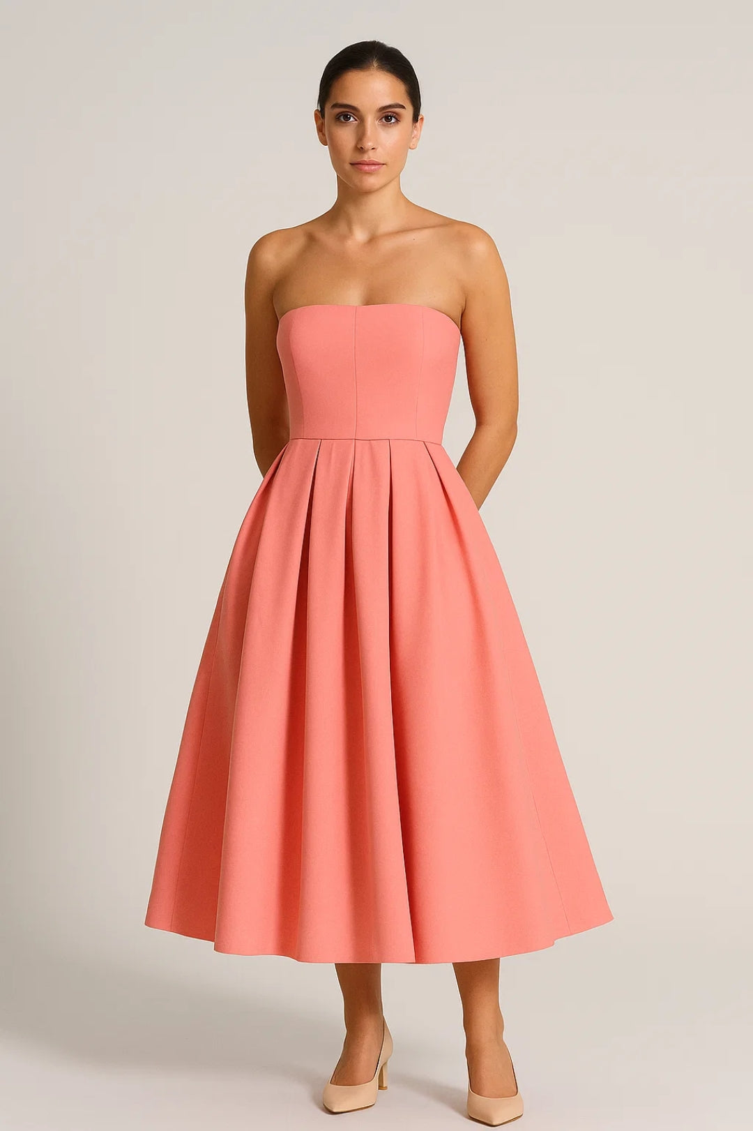 Abito midi elegante senza spalline con gonna a pieghe