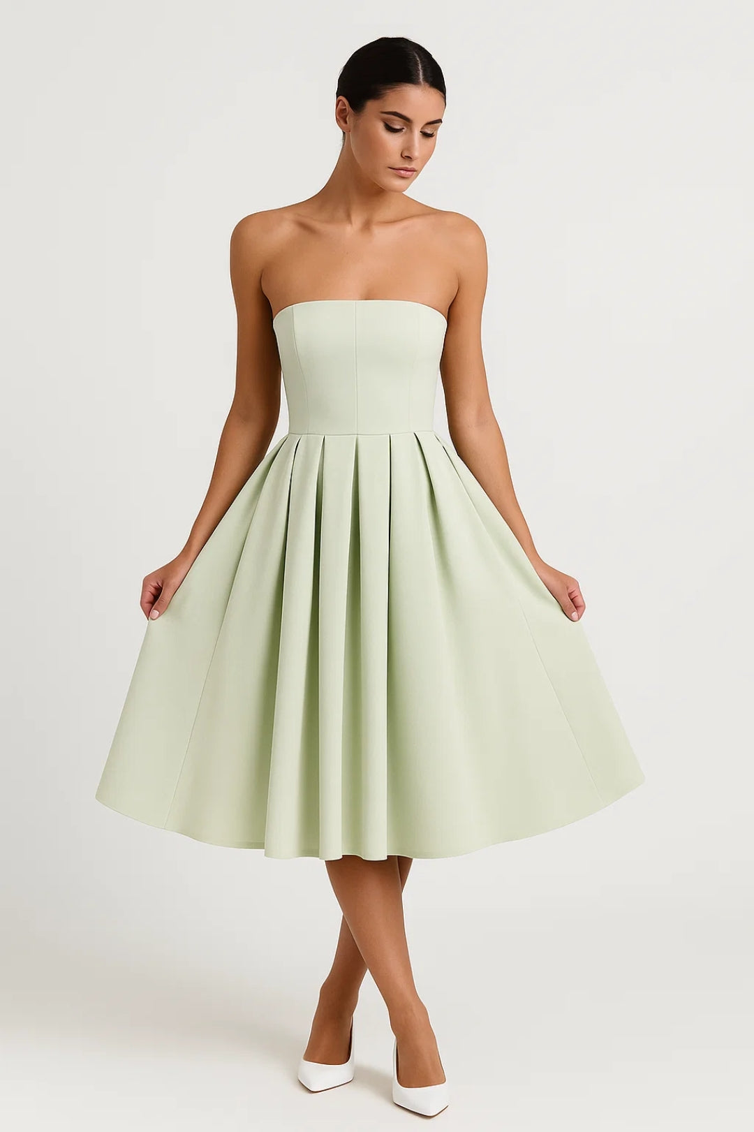 Abito midi elegante senza spalline con gonna a pieghe