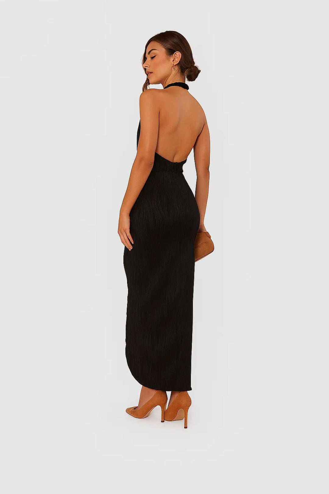 Abito midi plissettato con collo halter e schiena scoperta