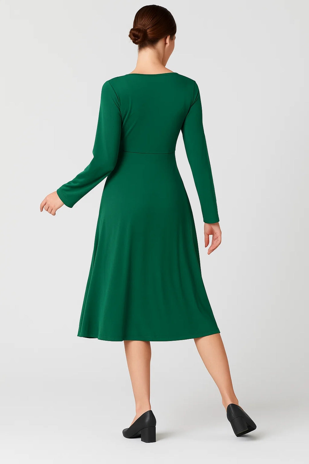 Abito midi verde con bottoni decorativi | Maniche lunghe | Scollo rotondo
