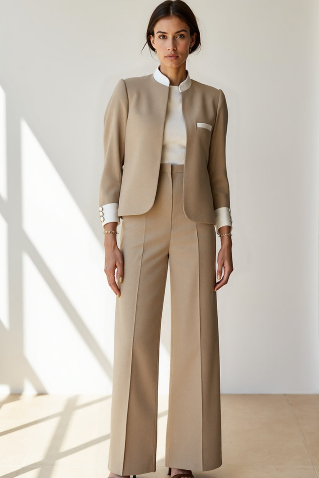 Blazer sartoriale beige con dettagli bianchi | Eleganza moderna