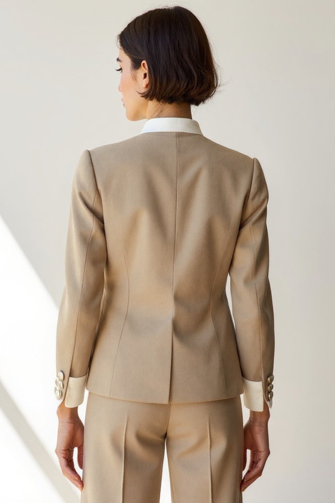 Blazer sartoriale beige con dettagli bianchi | Eleganza moderna