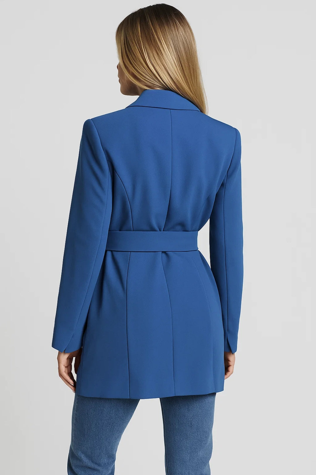 Blazer sartoriale doppiopetto con cintura annodata in vita