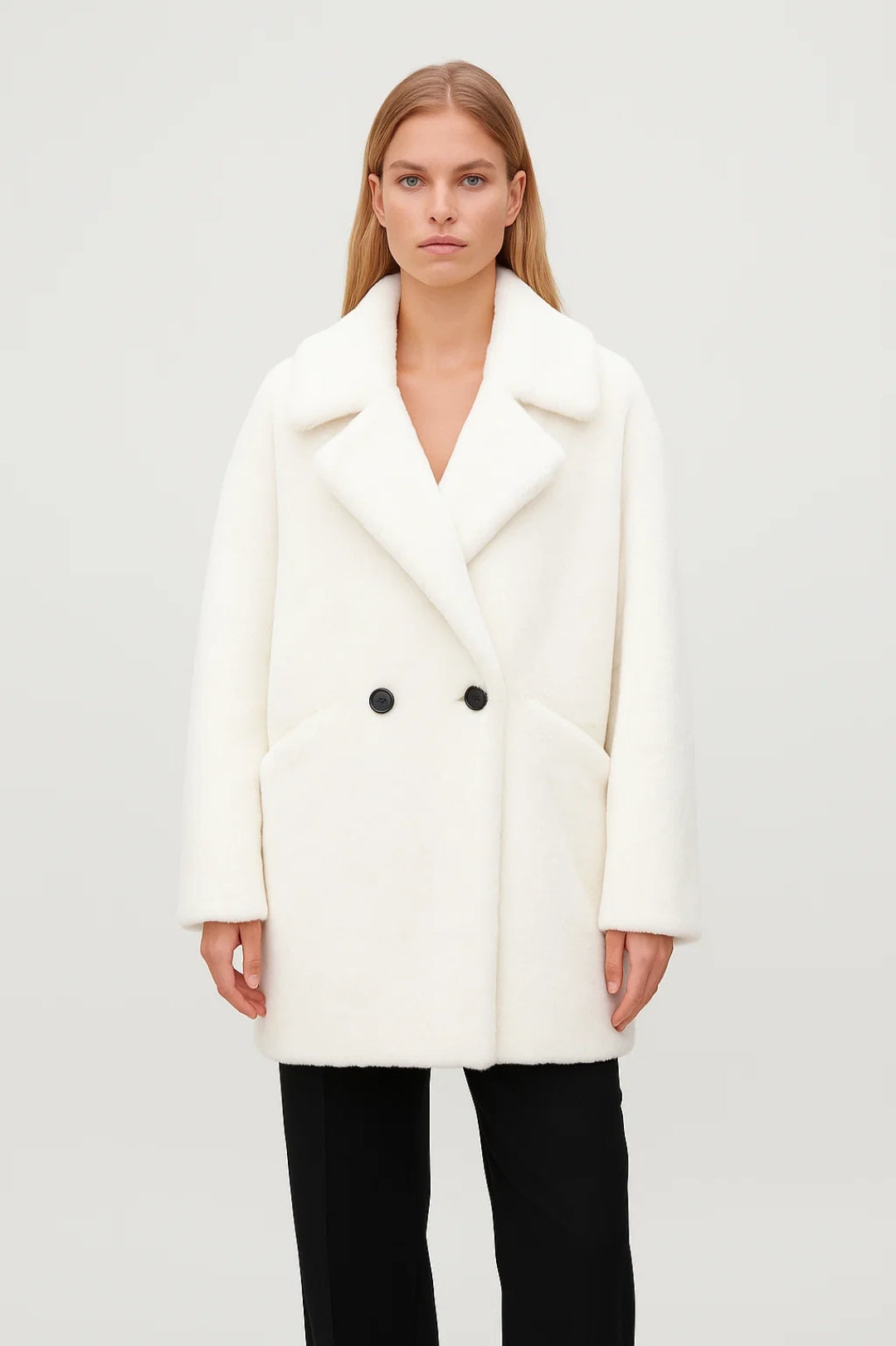 Cappotto doppiopetto con colletto ampio