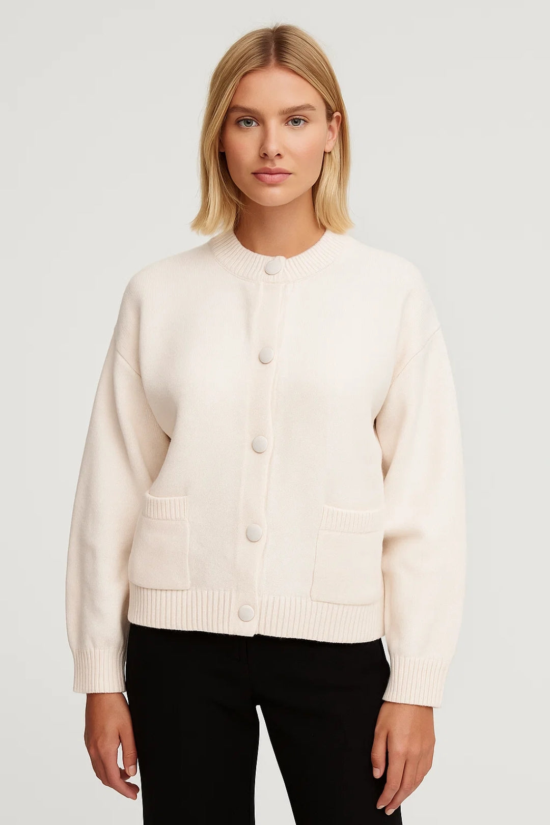 Cardigan con tasche frontali e bottoni rivestiti | Linee semplici e versatili