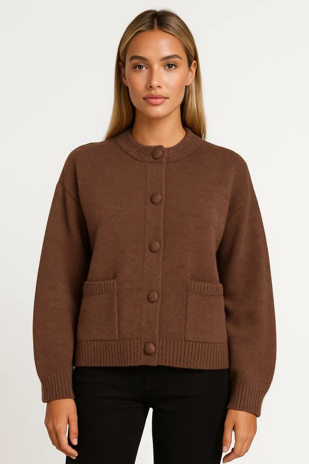 Cardigan con tasche frontali e bottoni rivestiti | Linee semplici e versatili