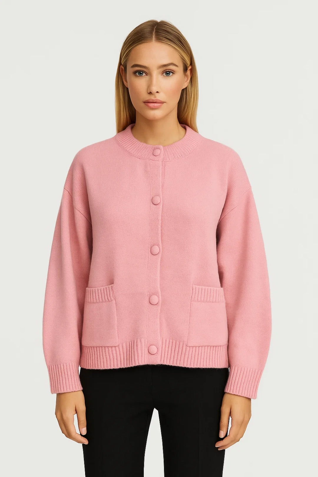 Cardigan con tasche frontali e bottoni rivestiti | Linee semplici e versatili