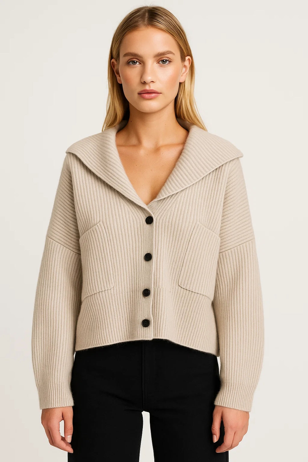 Cardigan corto con bottoni e collo ampio