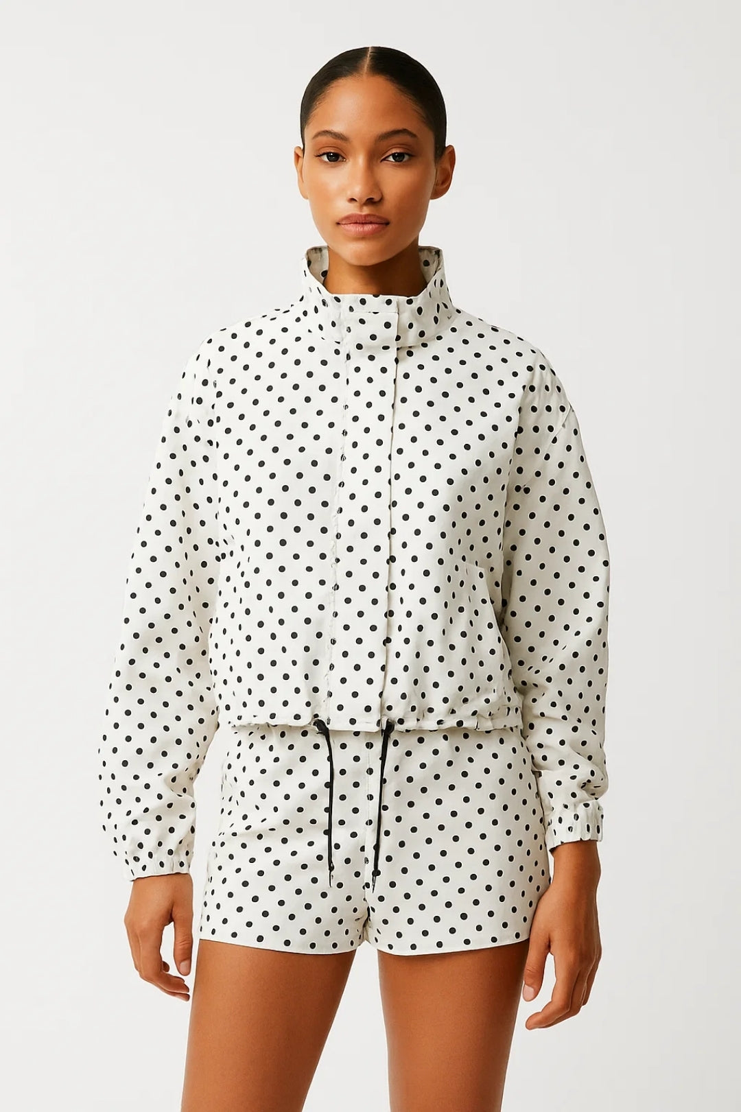 Completo a pois con giacca e pantaloncini
