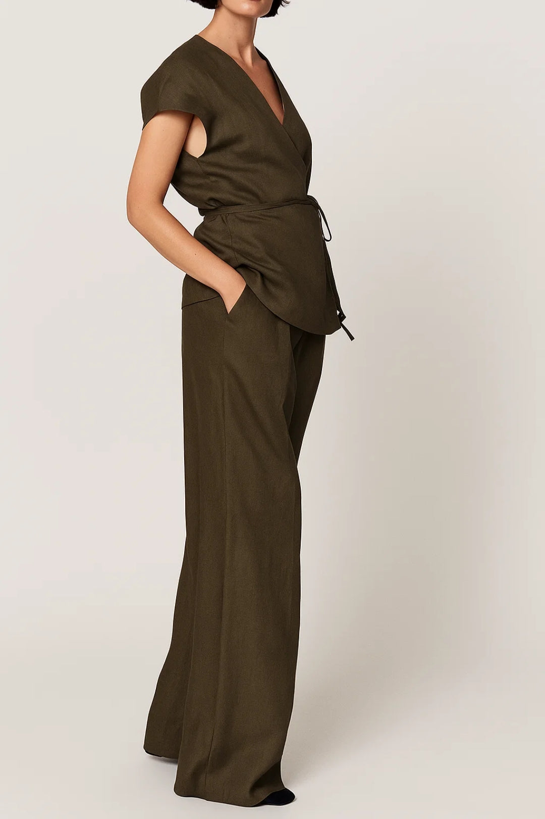 Completo con blusa incrociata e pantaloni ampi | Verde oliva