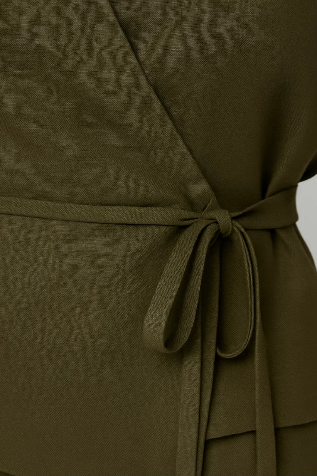 Completo con blusa incrociata e pantaloni ampi | Verde oliva