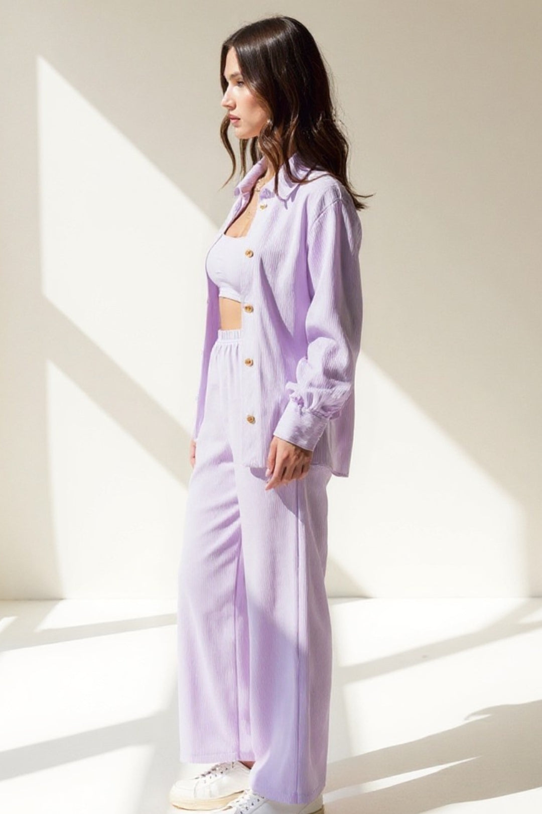 Completo con camicia e pantaloni a gamba larga in tessuto leggero