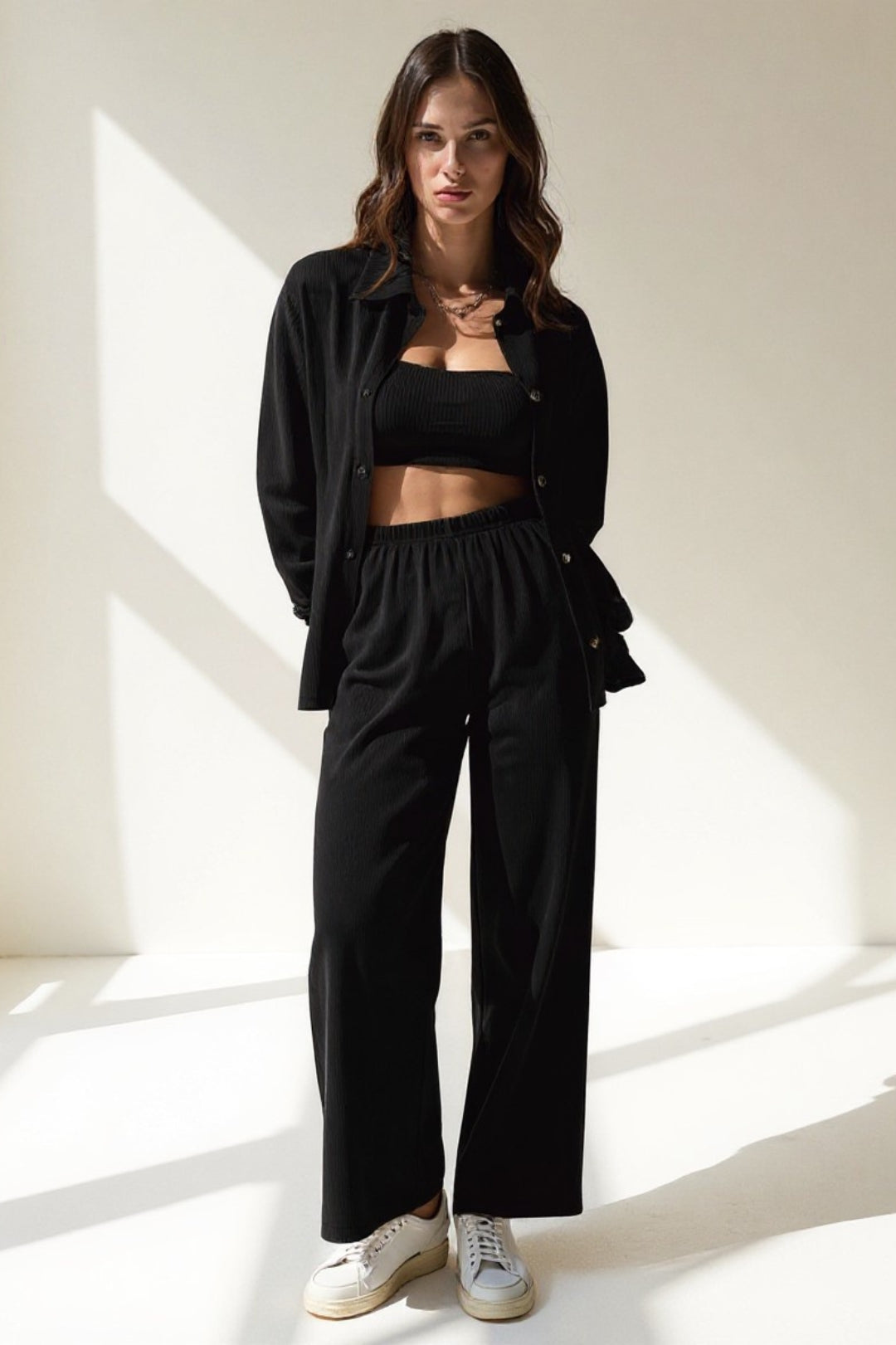 Completo con camicia e pantaloni a gamba larga in tessuto leggero