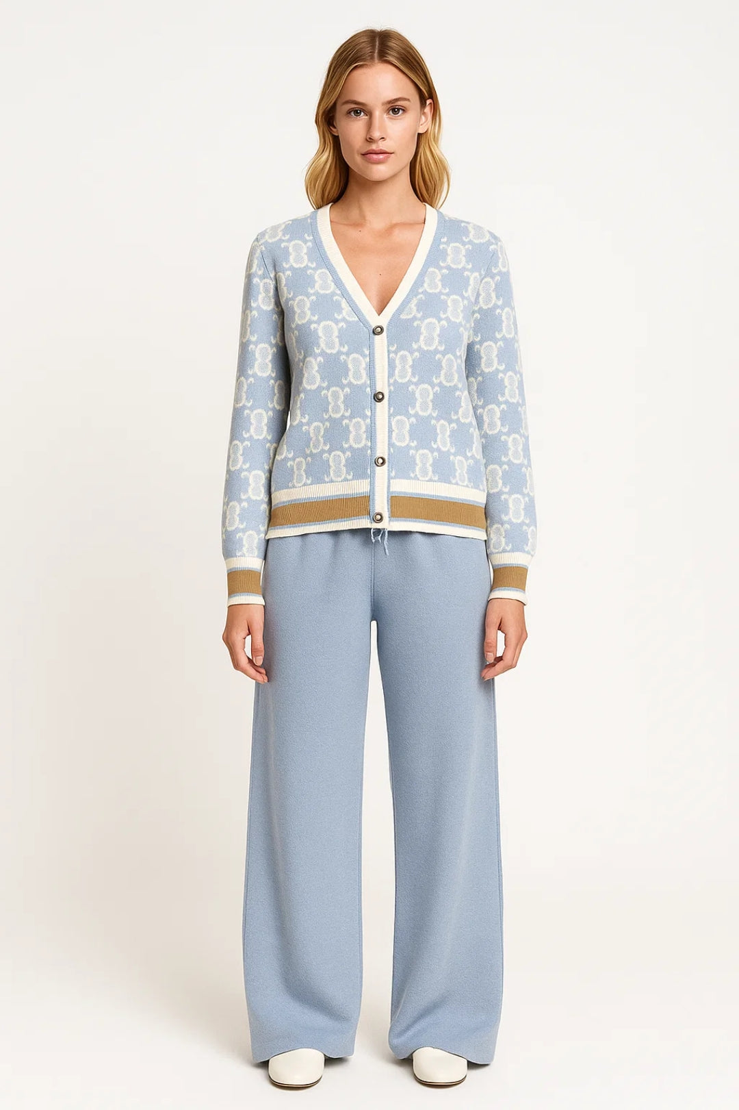 Completo con cardigan a fantasia e pantaloni morbidi coordinati